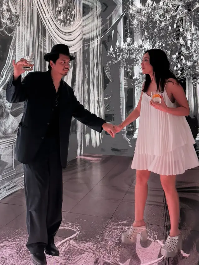 Adu Gaya Artis Kenakan Busana Putih saat Hadir Resepsi Luna Maya dan Maxime.