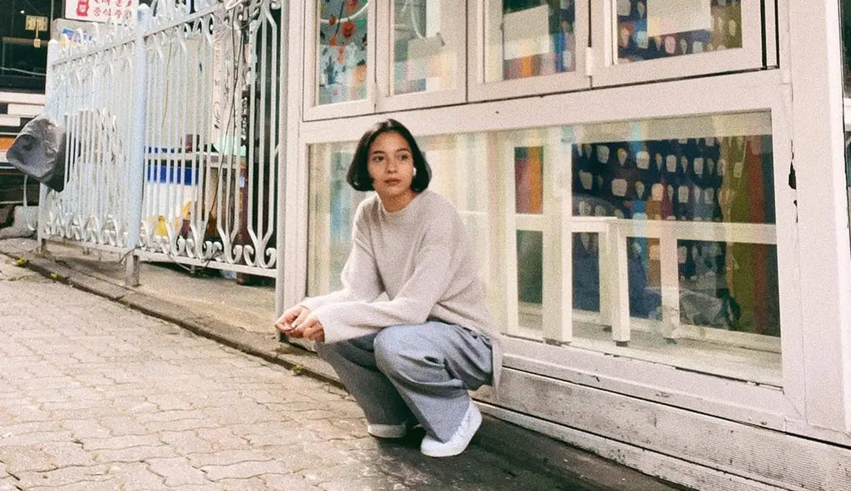 Penampilan Putri Marino dengan sweater berwarna abu-abu muda yang dipadukan dengan celana denim serta sneakers putih ini terbilang simpel. Namun, gaya santai Putri Marino ini juga cocok untuk jalan-jalan. (Liputan6.com/IG/@putrimarino)