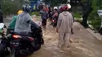 Hujan deras mengakibatkan banjir di Permata Biru,  Kecamatan Cileunyi, Kabupaten Bandung, Jumat (7/2/2020). (Liputan6.com/Huyogo Simbolon)