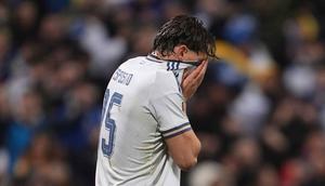 Sebelumnya, selama 120 menit waktu pertandingan, kedua timnas bermain imbang 1-1. Tampak dalam foto, ekspresi pemain Timnas Italia, Pio Esposito, setelah gagal mengeksekusi tendangan penalti selama pertandingan final play-off kualifikasi Piala Dunia 2026 melawan Bosnia dan Herzegovina di Stadion Bilino Polje, Zenica, Selasa 31 Maret 2026 waktu setempat atau Rabu 1 April 2026 dini hari WIB. (Fabio Ferrari/LaPresse via AP)