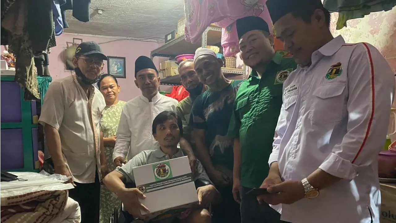 PPP Surabaya membagikan kursi roda untuk warga. (Dian Kurniawan/Liputan6.com)