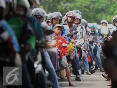 Ribuan pengendara sepeda motor mengantri di pintu Utama untuk memasuki Taman Impian Jaya Ancol, Jakarta Utara, Jumat (6/5). Libur panjang dimanfaatkan warga Jakarta untuk mengunjungi objek wisata di Kawasan Ancol. (Liputan6.com/Gempur M Surya)