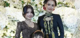 Fuji An saat Tedak Siten Putra Erika Carlina. [@fuji_an]