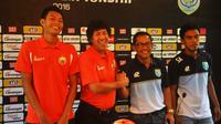 Aji Santoso dan M. Zein Alhadad bertemu lagi dalam kapasitas mereka sebagai pelatih Persela dan Persija. (Bola.com/Iwan Setiawan)