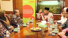 President Director & CEO Indosat Ooredoo Chris Kanter berbincang dengan Ketum PBNU KH Said Aqil Siroj di Jakarta, Jumat (28/12). Indosat Ooredoo memiliki dua pilar program CSR itu yaitu Pendidikan & Pengembangan Komunitas. (Liputan6.com/HO/Eko)
