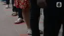 Antrean warga keturunan Tionghoa untuk sembahyang saat perayaan Tahun Baru Imlek 2572 di Vihara Dharma Bhakti, Glodok, Jakarta, Jumat (12/2/2021). Perayaan Imlek tahun ini, pengurus vihara melakukan pembatasan pengunjung dan tetap mengikuti protokol kesehatan COVID-19. (merdeka.com/Imam Buhori)
