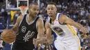 Bintang Spurs, Tony Parker #9 menggiring bola saat dihadang pemain Warriors, Stephen Curry #30 pada laga perdana NBA di Oracle Arena, Rabu (26/10/2016) WIB. (Reuters/Kyle Terada-USA TODAY Sports)