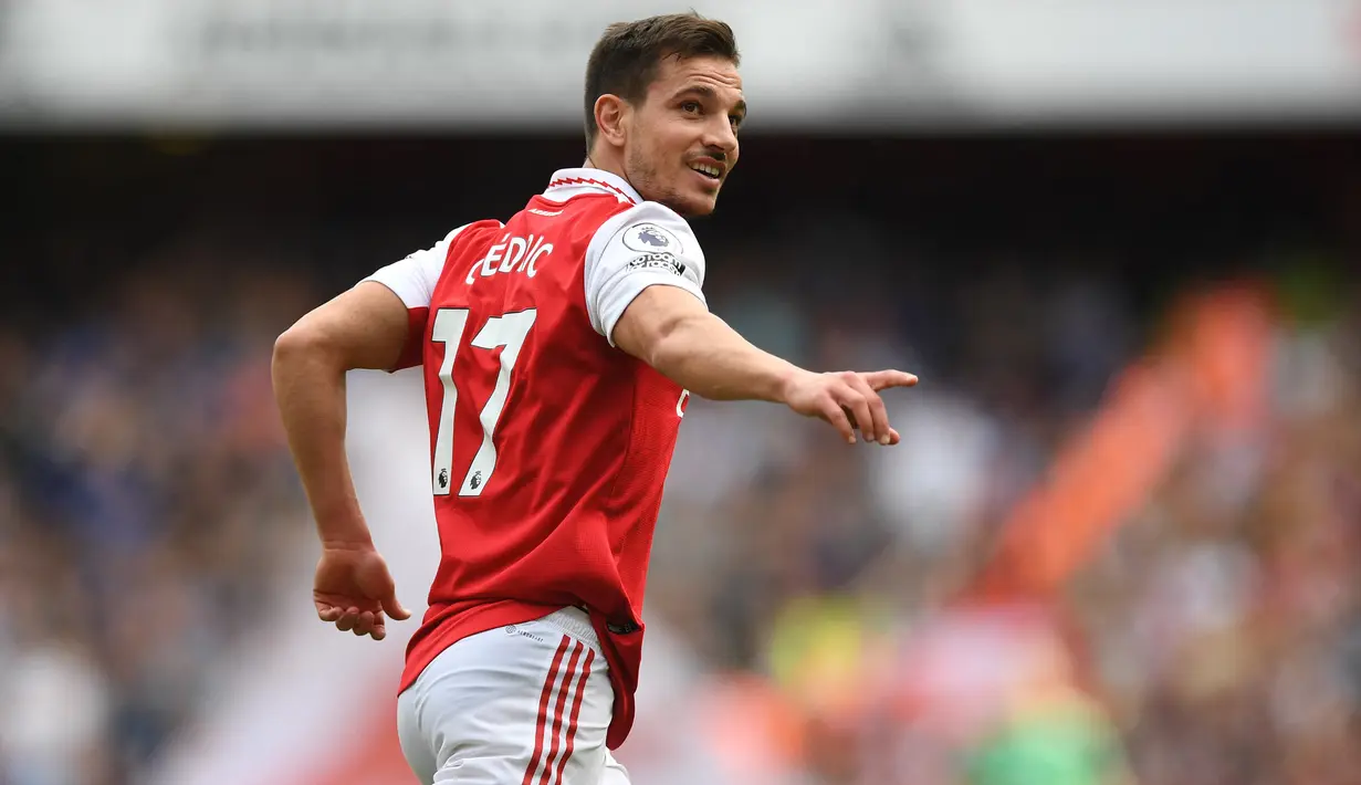 Cedric Soares. Bek kanan Portugal berusia 30 tahun ini telah 3 musim memperkuat Arsenal. Ia didatangkan dari sesama klub Liga Inggris, Southampton pada awal musim 2019/2020 dengan status pinjaman yang akhirnya dipermanenkan di musim berikutnya dengan status bebas transfer. Bersama Arsenal hingga kini ia telah tampil dalam 55 laga di semua ajang dengan torehan 2 gol dan 5 assist. (AFP/Daniel Leal)