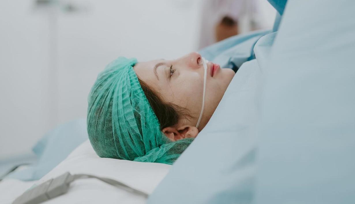 Potret wajah tegang Sarah Keihl ketika dokter sudah melakukan tindakan. Tegang dan terharu tentunya dirasakan oleh artis berusia 28 tahun ini dalam satu waktu. Selama masa kehamilannya, Sarah Keihl aktif bagikan potret diri dan aktivitasnya di media sosial. Ucapan selamat ramai dibubuhkan netizen dan rekan selebriti atas kelahiran buah hati Sarah, salah satunya Ranty Maria. (Liputan6.com/IG/@sarahkeihl)