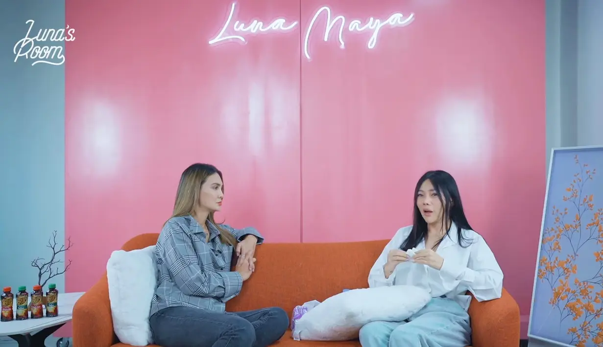 Mendengar itu Luna Maya syok. Wendy Walters mempertegas ucapannya sekali lagi. Netter juga ikut kaget mendengarnya. (youtube.com/Luna Maya)