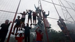 Kehadiran Jakmania di Training Ground Persija tersebut sebagai bentuk motivasi dan tradisi yang sudah dilakukan sejak beberapa musim terakhir jika akan berhadapan dengan Persib. (Bola.com/M Iqbal Ichsan)