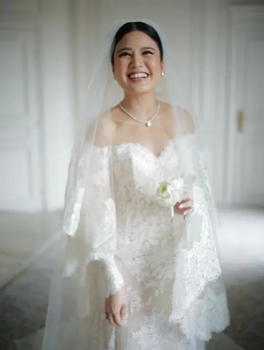 Detail renda pada keseluruhan gaun memberi nuansa klasik bak bangsawan Eropa. [Foto: IG/morden.co].