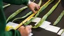 Juri mengukur biji kacang-kacangan ketika kompetisi sayuran dan buah raksasa pada hari pertama Harrogate Autumn Flower Show di Harrogate, Inggris, 14 September 2018. Berbagai macam hasil kebun berukuran raksasa meramaikan acara ini. (AFP/OLI SCARFF)
