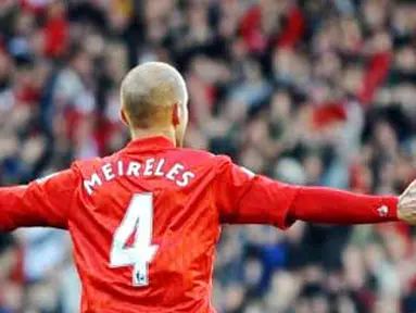 Selebrasi gol gelandang Liverpool Raul Meireles ke gawang Wigan Athletic dalam lanjutan EPL yang berlangsung di Anfield Stadium, 12 Februari 2011. AFP PHOTO / PAUL ELLIS