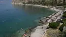 Penduduk setempat dan turis mendinginkan diri di sebuah pantai di kota wisata Nafplion, sekitar 200 km barat daya Athena selama cuaca panas di Yunani, pada 14 Juli 2023. (AFP/Louisa Gouliamaki)