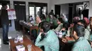 Anggota KPUD Bekasi mengajarkan pemilih pemula penyandang disabilitas mencoblos surat suara saat sosialisasi Pemilu 2019 di SLB Al Gaffar Guchany, Bekasi, Rabu (20/2). (Merdeka.com/Iqbal Nugroho)