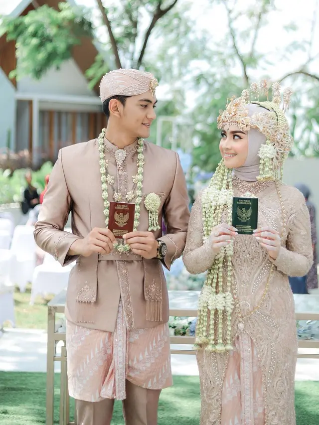 Pasangan selebritas Vicky Kalea dan Alliza Putri