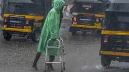 Musim hujan, yang merupakan sumber kehidupan bagi perekonomian India senilai 3 triliun dolar AS, menyediakan air yang sangat dibutuhkan oleh pertanian dan mengisi kembali waduk dan akuifer. (AP Photo/Rafiq Maqbool)