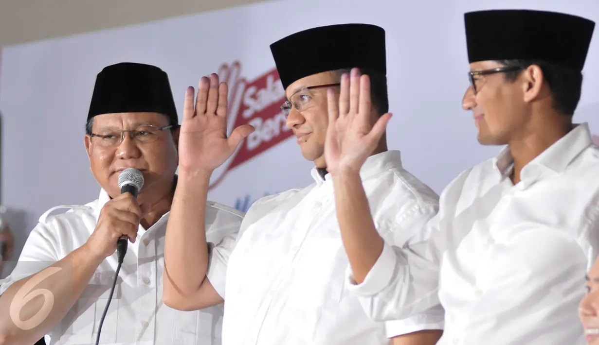 Ketua Umum Partai Gerindra, Prabowo bersama Cagub dan Cawagub DKI Jakarta, Anies Baswedan-Sandiaga Uno saat memberikan sambutan untuk kemenangan hitung cepat suara Pilkada di kantor DPP Gerindra, Jakarta Selatan, Rabu (19/4). (Liputan6.com/Yoppy Renato)