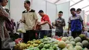 Aneka buah dengan harga murah dijajakan saat pasar murah Kemendag berlangsung, Jakarta, Kamis (25/6/2015). Kegiatan ini untuk memudahkan masyarakat mendapatkan kebutuhan pokok murah selama Ramadan. (Liputan6.com/Faizal Fanani)