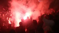 Polisi menembakkan gas air mata membubarkan pengunjuk rasa yang marah dengan pemberlakuan kembali jam malam Covid-19 pada akhir pekan di depan gedung Majelis Nasional di Beograd, Selasa (7/7/2020). Demonstran meneriakkan agar Presiden Serbia Aleksandar Vucic mengundurkan diri. (OLIVER BUNIC/AFP)