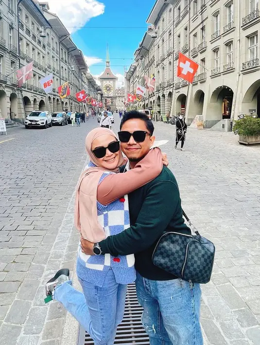 <p>Rumah tangga Sheza Idris dan Surya Ibrahim jauh dari gosip miring dan selalu adem ayem. Sheza kerap membagikan momen romantisnya bersama sang suami dalam berbagai kesempatan. (Instagram/shezaidris)</p>