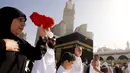 Jemaah mengelilingi Kabah saat umrah di Kota Mekkah, Arab Saudi, 25 Februari 2018. Pangeran Sultan bin Salman menambahkan, konstribusi pariwisata terhadap pendapatan nasional sebesar 3,6 persen hingga 4,9 persen dari sektor non migas. (AP Photo/Amr Nabil)