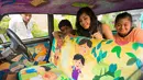 Dengan adanya hal ini terbukti penumpang lebih banyak karena merasa tertarik melihat taksi hias tersebut. Bahkan taksi hias ini menarik minat para wisatawan untuk mencobanya. (facebook.com/TaxiFabric)