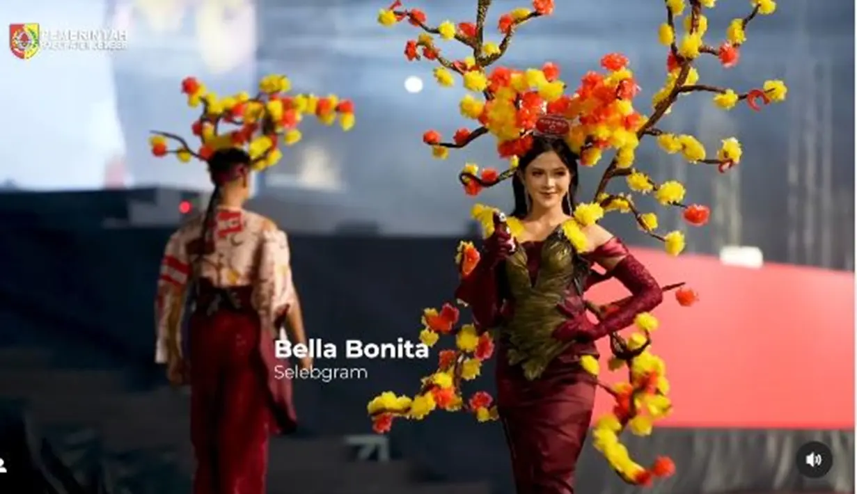 Penampilan Bella Bonita ini merupakan yang pertama kalinya runway di karnaval tersebar, Jember Fashion Carnaval 2024. Pada momen tersebut, istri Denny Caknan itu mengenakan kostum yang megah dan meriah. Ia tampil heboh kenakan busana dengan bunga-bunga mengelilingi tubuhnya. (Liputan6.com/IG/@dinas_kominfo_kab_jember)