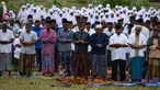 Para petani melaksanakan salat meminta hujan (Istisqa) di Peukan Bada, dekat Banda Aceh, Kamis (23/1/2020). Salat Istisqa bertujuan memohon diturunkannya hujan karena sejumlah wilayah di sana mengalami musim kemarau sehingga menyebabkan kekeringan. (CHAIDEER MAHYUDDIN / AFP)