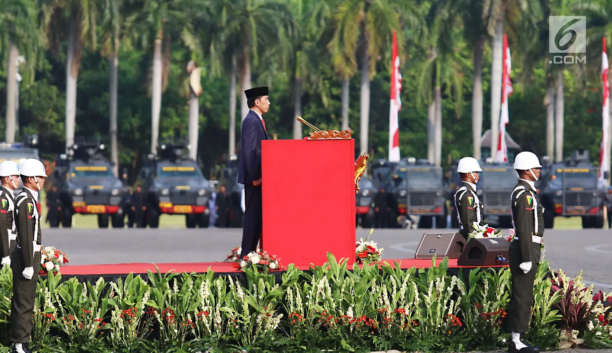 Presiden Joko Widodo (Jokowi) menjadi instruktur upacara peringatan HUT ke-71 Bhayangkara di Lapangan Silang Monas, Jakarta, Senin (10/7). Selain itu, hadir juga Wapres Jusuf Kalla serta 21 kepala polisi dari negara sahabat. (Liputan6.com/Angga Yuniar)