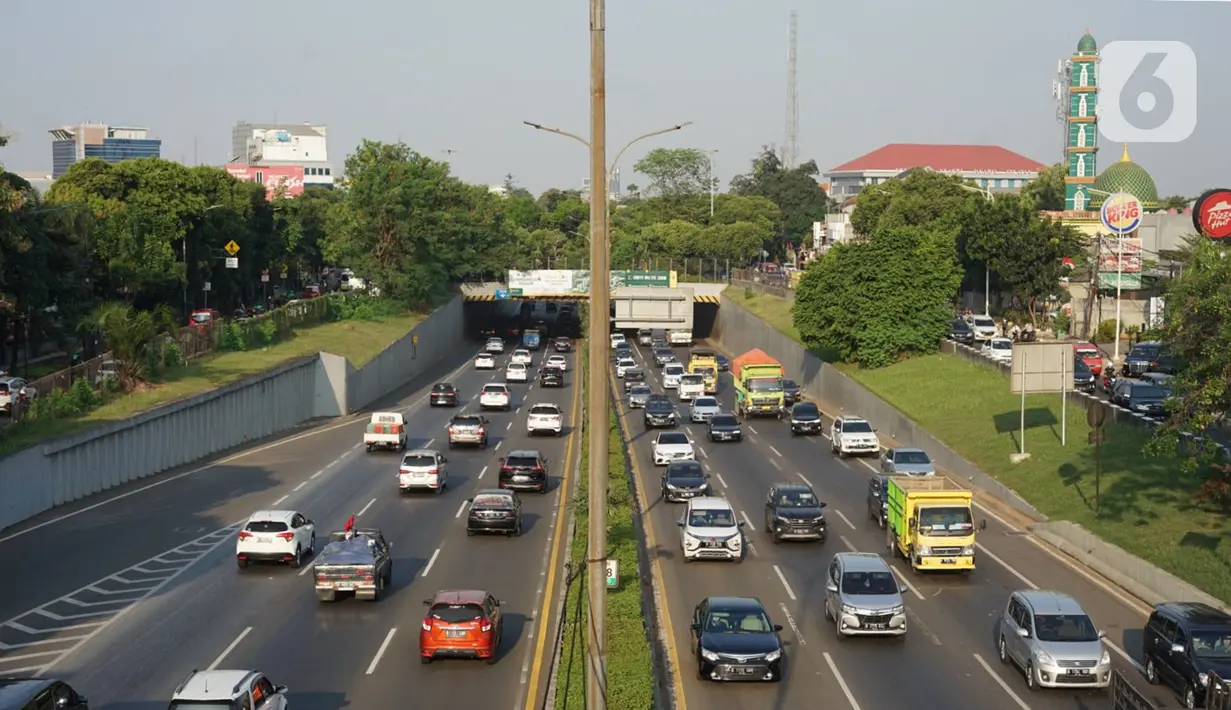 Kendaraan melintasi jalan tol di Jakarta, Kamis (27/8/2020). Gubernur DKI Jakarta Anies Baswedan mengusulkan agar Tol Dalam Kota dapat dilintasi oleh pengendara sepeda jenis road bike karena banyak masyarakat yang berolahraga dan menjadikan sepeda sebagai gaya hidup. (Liputan6.com/Immanuel Antonius)