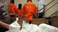 Direktorat Narkoba Polda Metro Jaya dan petugas Dirjen Lapas Kementrian Hukum dan Ham menggelar barang bukti dan tersangka kasus peredaran gelap narkotika jenis Sabu di Polda Metro Jaya.(Antara)