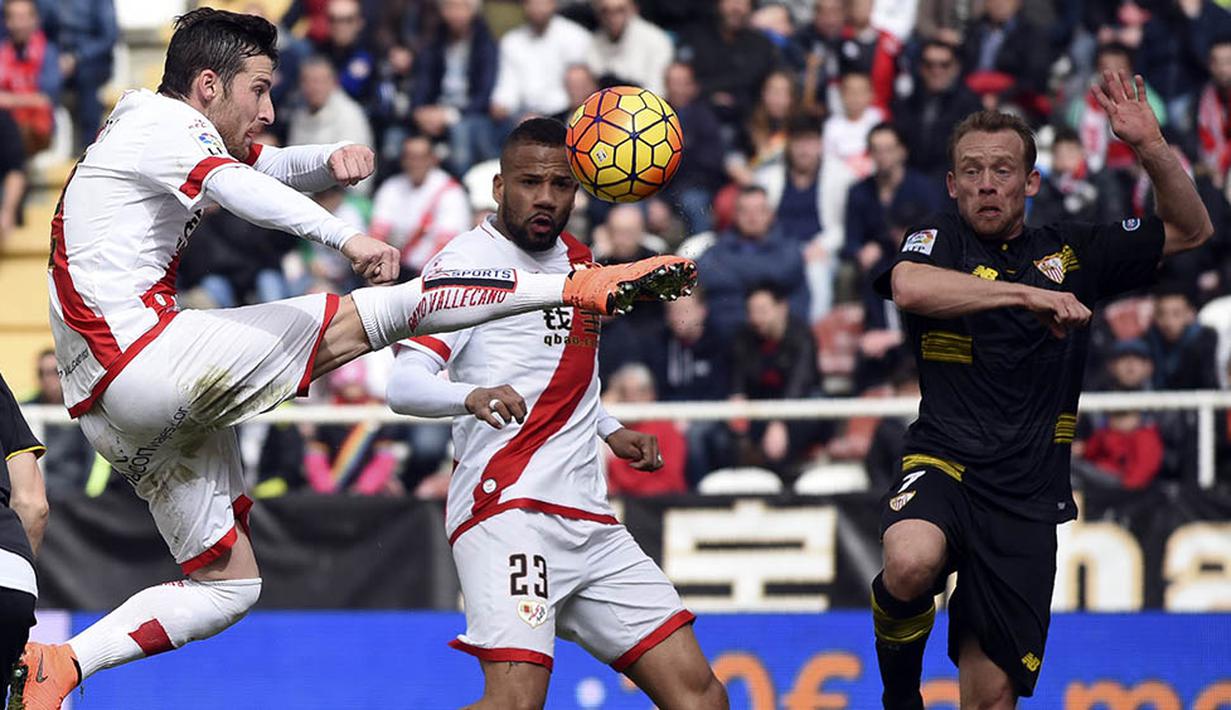 Bek Rayo Vallecano, Tito, mengontrol bola saat laga La Liga Spanyol melawan Sevilla di Stadion Vallecas, Minggu (21/2/2016). Kedua tim bermain imbang 2-2. (AFP/Pedro Armestre)