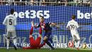 Gelandang Eibar, Gonzalo Escalante, merayakan gol yang dicetaknya ke gawang Real Madrid pada laga La Liga di Stadion Ipurua, Eibar, Sabtu (24/11). Eibar menang 3-0 atas Madrid. (AFP/Ander Gillenea)