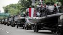 Pasukan TNI memamerkan alat utama sistem senjata (alutsista) di depan Istana Merdeka, Jakarta, Rabu (5/10/2022). Kegiatan yang diikuti oleh seluruh kesatuan jajaran TNI ini dalam rangka menyambut HUT ke-77 TNI. (Liputan6.com/Faizal Fanani)