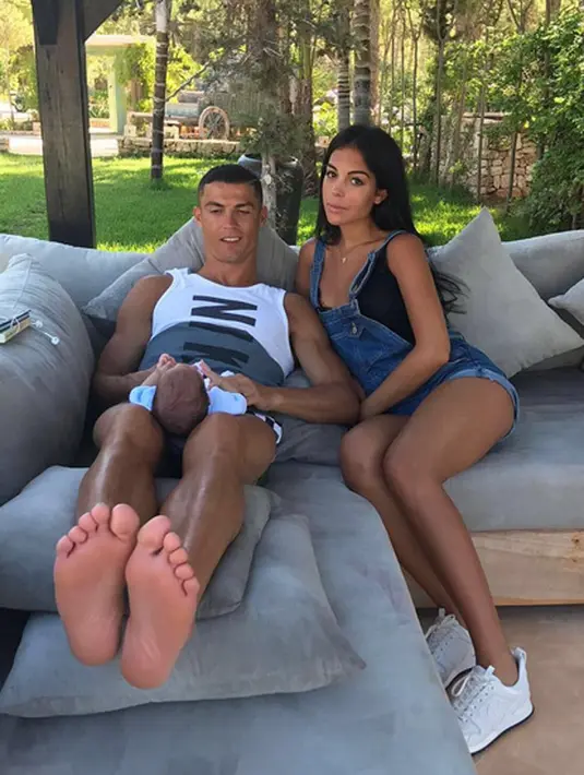 Beberapa waktu lalu si tampan ini mengunggah foto sedang menggendong dua bayi kembarnya dan tentunya mendapat komentar dari para netizen. Dan kemarin ia kembali mengunggah foto bersama anak dan kekasihnya. (Instagram/cristiano)