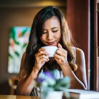 Setiap generasi memiliki kebiasan minum kopi yang cukup berbeda. (Foto: Freepik/jcomp)