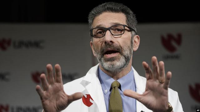 Dr, Andre Kalil dari Pusat Medis Universitas Nebraska yang akan memimpin uji klinis virus korona, berbicara di Omaha, Nebraska, 25 Februari 2020.