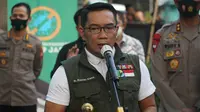 Gubernur Jawa Barat Ridwan Kamil memberikan keterangan kepada pers usai mendapatkan suntik vaksin Covid-19 di Puskesmas Garuda, Kota Bandung, Jumat (28/8/2020). (Liputan6.com/Huyogo Simbolon)