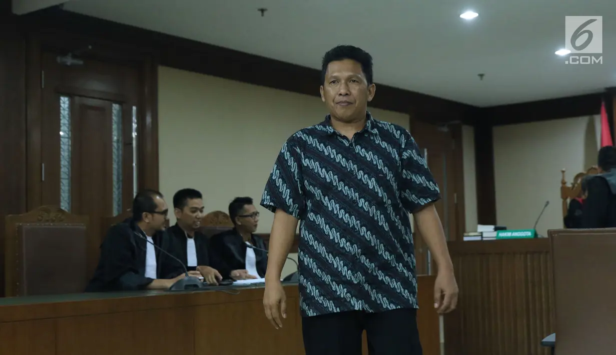 Terdakwa perantara suap proyek pekerjaan pembangunan RSUD Damanhuri, Barabai, TA 2017, Fauzan Rifani usai sidang putusan di Pengadilan Tipikor, Jakarta, Senin (13/8). Fauzan dijatuhi hukuman 4 tahun 6 bulan penjara. (Liputan6.com/Helmi Fithriansyah)