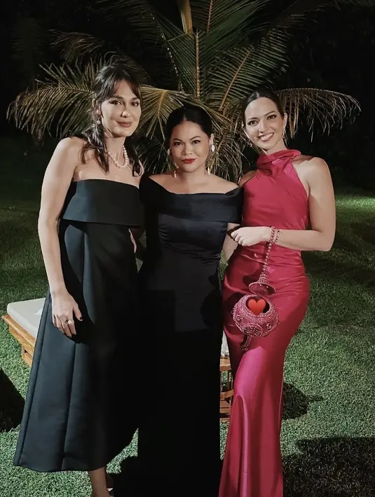 Luna Maya hadir mengenakan tube dress hitam  dipadukan kalung mutiara dan heels hitamnya. [@utibuncis]