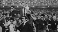 Tim nasional Spanyol saat merayakan keberhasilannya meraih trofi Piala Eropa 1964 usai mengalahkan Uni Soviet 2-1, di Santiago Bernabeu, 21 Juni 1964. (UEFA)