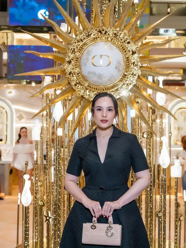 Para Artis Kenakan Tas Dior saat Hadir di Dior Beauty Holiday 2024.