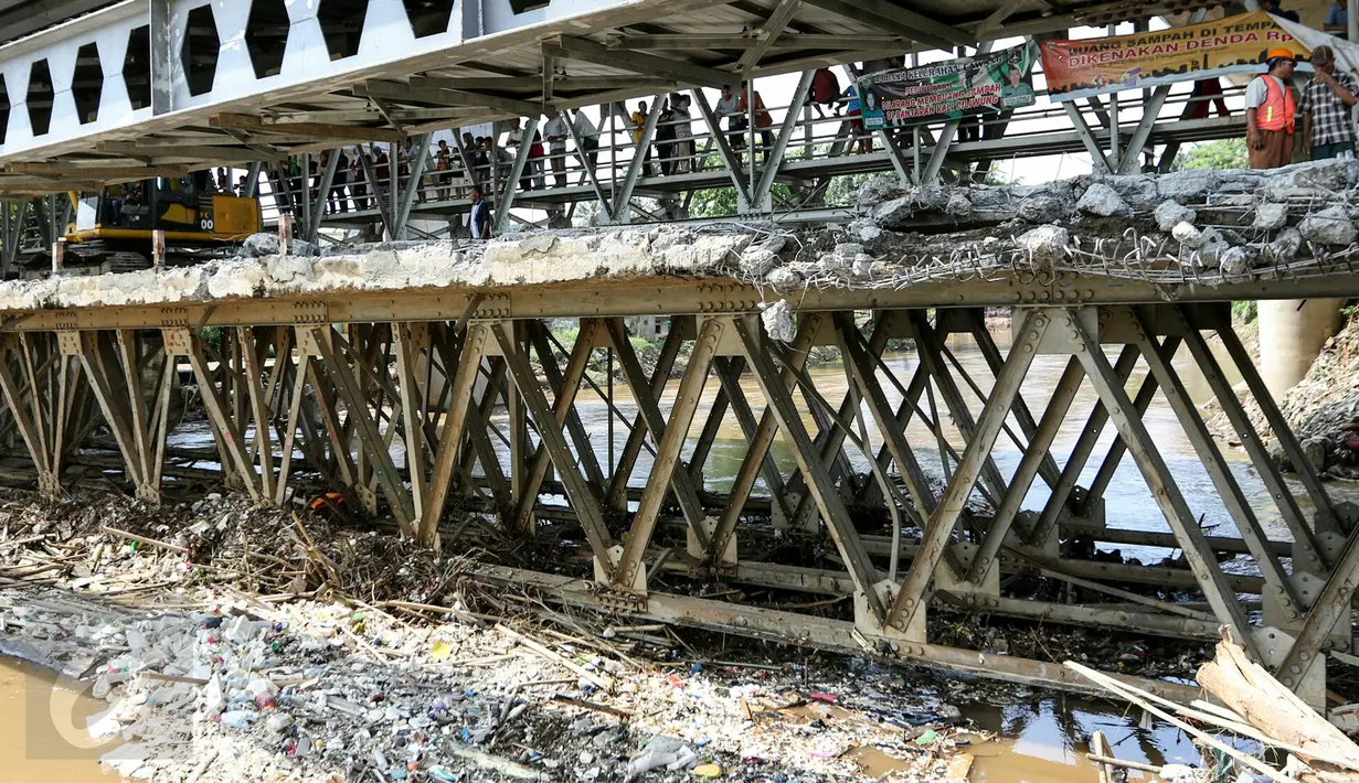 Pemprov DKI Jakarta mulai membongkar Jembatan Rawajati, Kalibata, Jakarta, Minggu (6/3/2016). Pasalnya, keberadaan jembatan tersebut menyebabkan pemukiman warga di sekitar Kali Ciliwung sering terendam banjir. (Liputan6.com/Yoppy Renato)