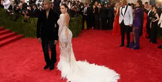 Berita mengenai Kim Kardashian dan Kanye West tak ada hentinya. Belakangan dikabarkan Kanye mengidap penyakit gangguan mental, kini publik kembali dihebohkan dengan kabar perceraian keduanya. (AFP/Bintang.com)