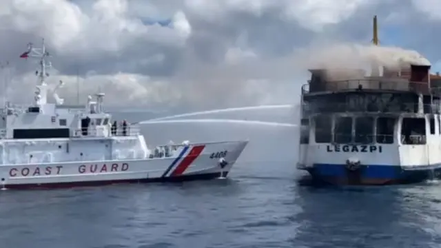 Kapal M/V (MV) Esperanza Star terbakar saat melakukan perjalanan dari Provinsi Siquijor ke Provinsi Bohol di Filipina tengah. (Facebook/Philippine Coast Guard)