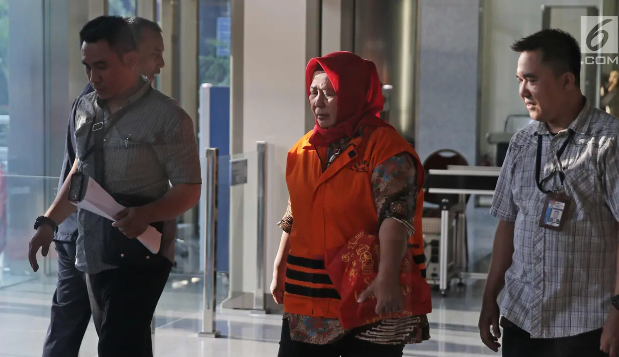 Tersangka Panitera PN Tangerang, Tuti Atika seusai menjalani pemeriksaan di gedung KPK, Jakarta, Senin (2/4). Tuti diperiksa terkait kasus dugaan suap penanganan putusan perkara di PN Tangerang. (Liputan6.com/Herman Zakharia)