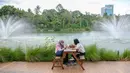 Wisatawan duduk saat mengunjungi Senayan Park, Jakarta, Rabu (9/12/2020). Libur Nasional Pilkada Serentak 2020 dimanfaatkan sebagian warga Jakarta dan sekitarnya untuk mengunjungi tempat rekreasi bersama keluarga. (Liputan6.com/Faizal Fanani)