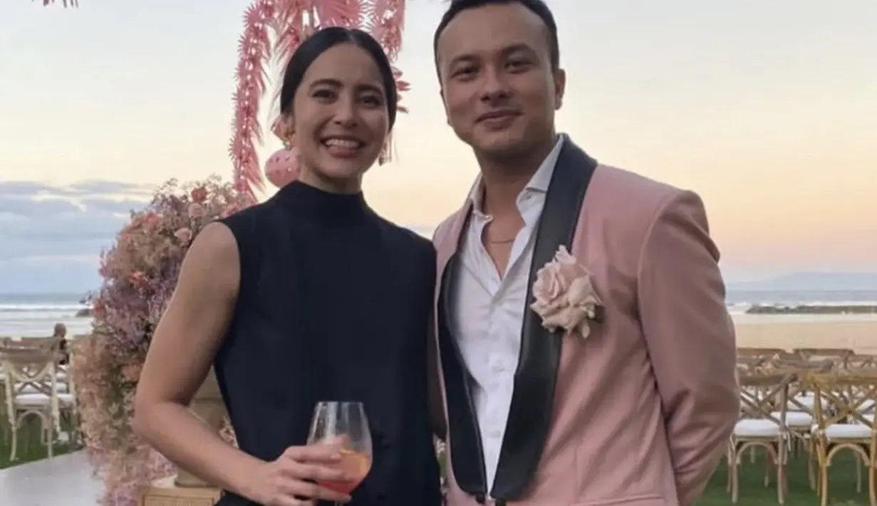 Setelan pink tersebut dipadukan kemeja putih sebagai inner dengan kancing yang di buka memperlihatkan kalungnya. @pertemananbaperaadc